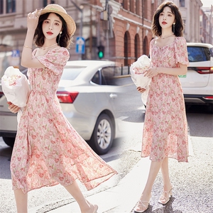 现货2024年新款女红夏季时尚大方优雅浪漫印花轻松遮肉显瘦连衣裙图片
