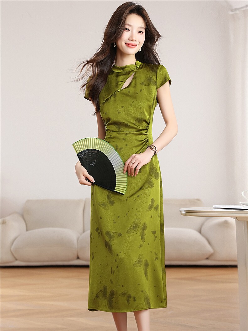新中式蝴蝶改良旗袍女2026新款夏日绝美高级感绿色缎面鱼尾连衣裙,女装连衣裙,艾米