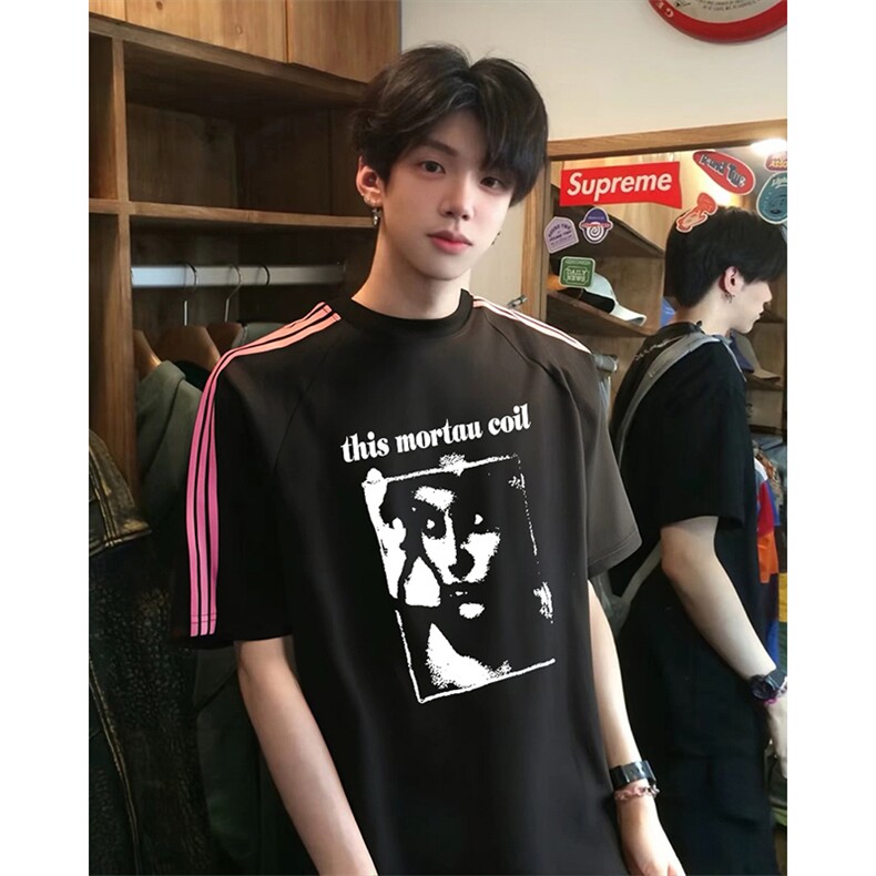 抖音得物品质二开240克宽松纯棉美式潮牌印花三条杠中性风短袖T恤图片