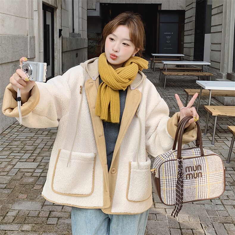 （现货）24冬装美拉德米色仿羊羔毛外套-特绣毛线米色帽子，女装皮衣，鑫慧