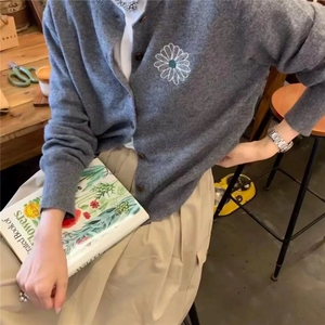 时尚百搭纯毛圆领刺绣小雏菊开衫 显瘦修身针织毛衣外套图片