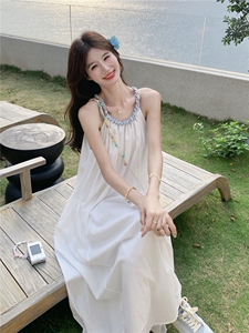 白色褶皱吊带连衣裙高级感显瘦独特漂亮减龄显瘦夏日氛围感小裙子图片