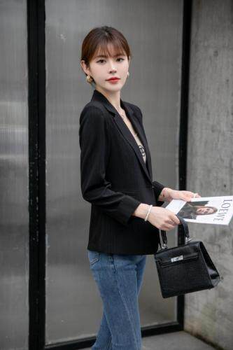 【新款现货】秋季亮丝条纹黑色气质小西装，女装西装，水锦红