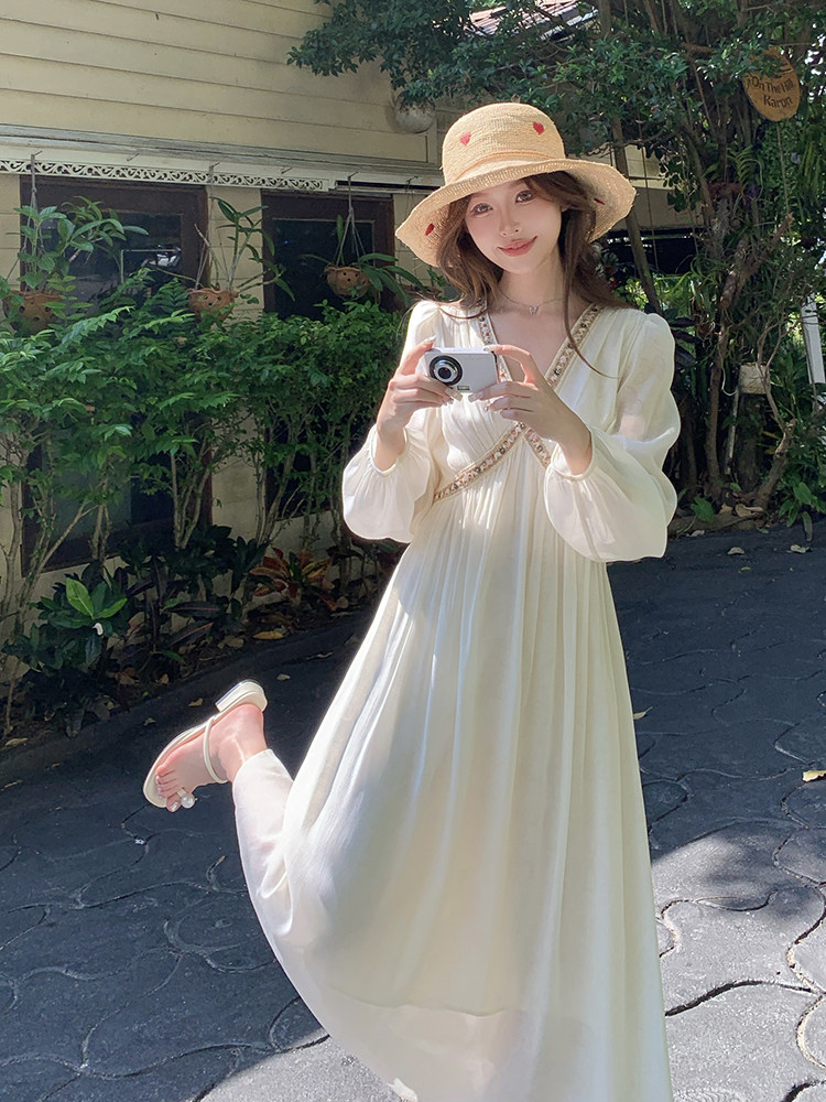 米白色法式v领连衣裙女2025夏季新款浪漫度假风气质超仙仙女长裙,女装连衣裙,韩蜜菓