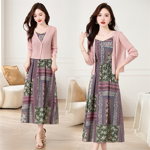 度假风碎花连衣裙女夏季2023新款气质减龄印花吊带裙搭开衫女图片