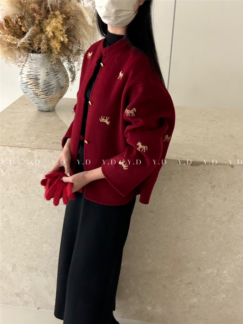 【依嘟】新中式红色女重工刺绣小马金扣新年好运穿搭小个子羊毛外,女装双面呢大衣,依嘟服饰