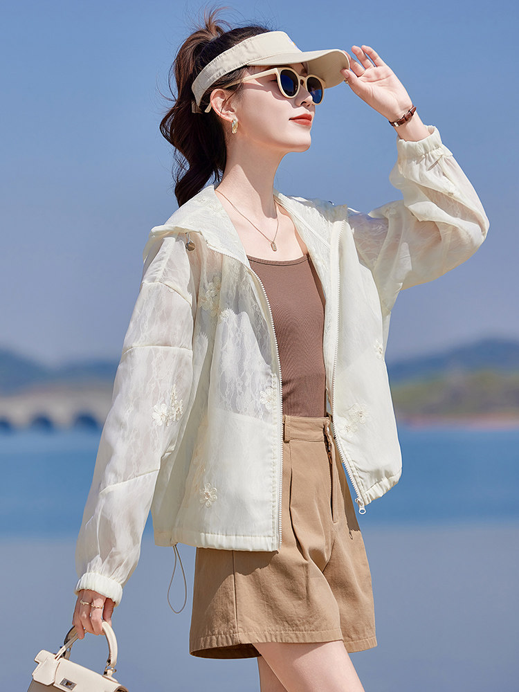 今年流行独特花花立领白色外套女春2025新款小个子防晒棒球服夹克,女装短外套,靓衣阁
