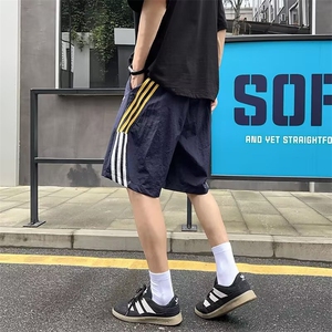 三条杠速干短裤男夏季薄款美式篮球裤中裤大码宽松五分沙滩裤图片