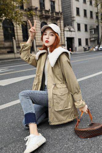 2021冬款新款拼羊羔毛娃娃领设计休闲派克服，女装，红雀纺