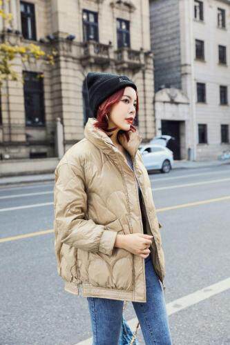 2021早冬上新后领抽绳侧面盘扣设计90白鸭绒短款羽绒服，女装羽绒服，红雀纺