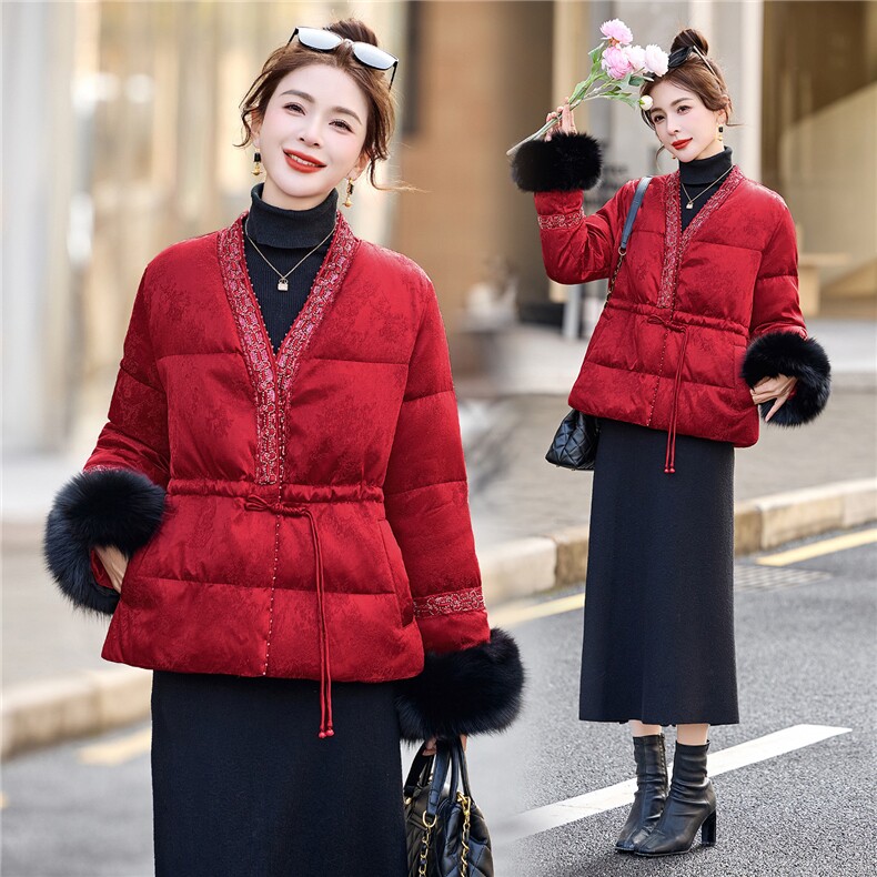 现货2026年冬季短款新中式真狐狸毛重工收腰显瘦羽绒服,女装羽绒服,伊仟回