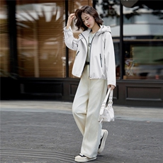 2025年秋季直筒型街头长袖连帽插肩袖拉链休闲户外风衣外套女，女装短外套，微微衣阁