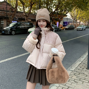 2025冬季新款粉色皮毛一体刺绣拼接50羽绒服2B082-2255-p265k398图片