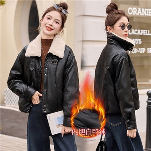 2025年冬季新款仿羊羔毛大毛领拼接蛋白皮时尚皮羽绒服外套女图片