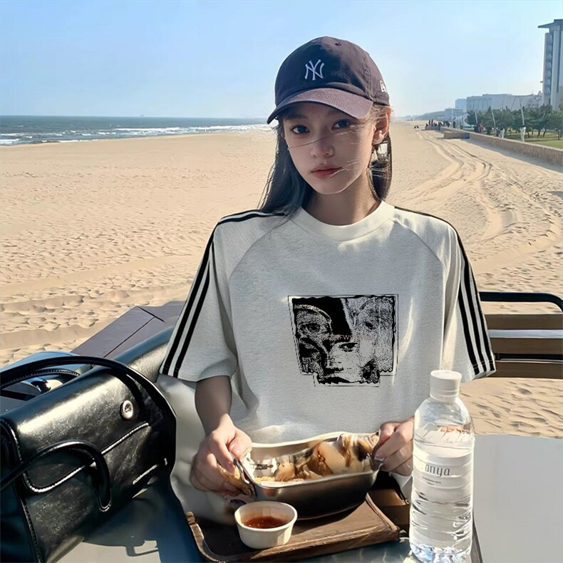 抖音得物品质二开240克宽松纯棉美式潮牌印花三条杠中性风短袖T恤图片