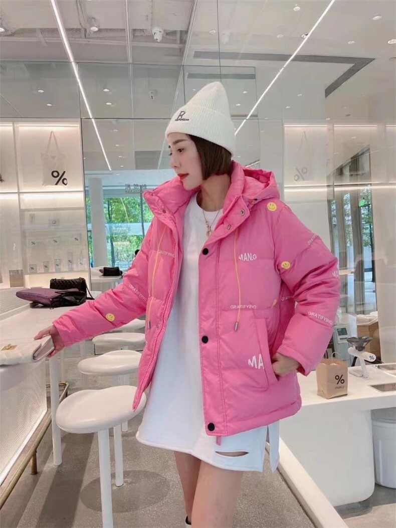 印花字母短款戴帽亮色保暖羽绒服，女装羽绒服，红衣情缘