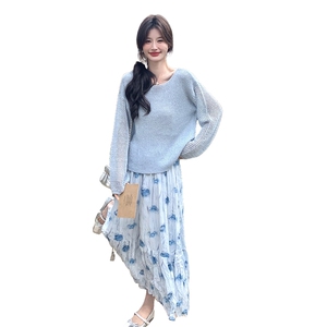 盐甜系穿搭减龄蓝色针织打底衫森系甜美印花半身裙两件套女春新款图片