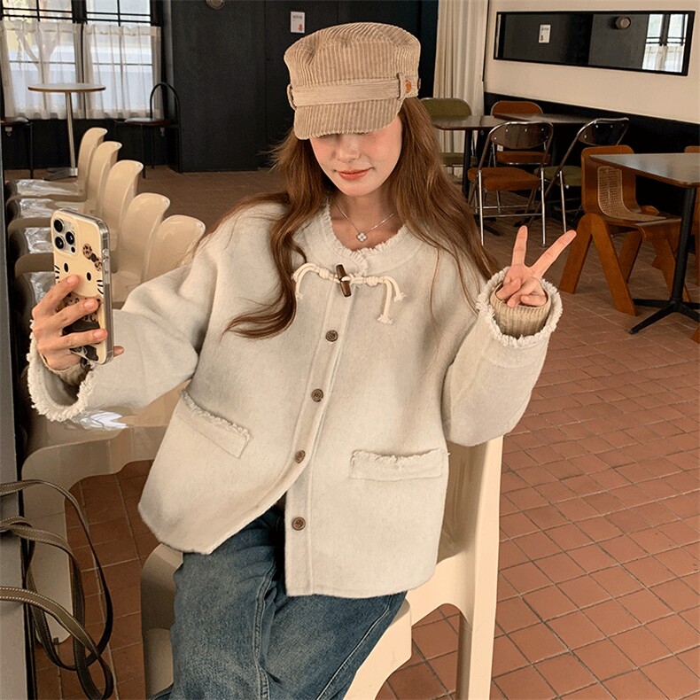 米白色休闲范短款圆领外套女2025秋季超好看高级感简约单排扣上衣,女装毛呢外套,2D080
