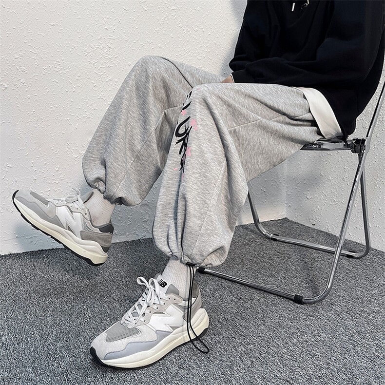 现货2025四季新款抽绳束脚运动印花男港风休闲裤D201-DM79-P45，男装休闲裤，电商D321-1