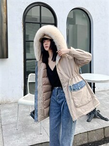 2021年冬装牛仔拼接羽绒服，时尚潮流。图片