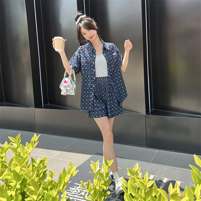 深蓝色牛仔印花套装女小个子2025夏季新款时尚炸街衬衫短裤两件套,女装套装/套裙,凯芙莉服饰