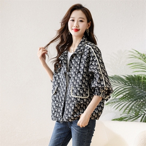 短外套女欧货休闲字母印花春新款设计感宽松显瘦立领夹克上衣,灰色破洞裤搭配上衣图片