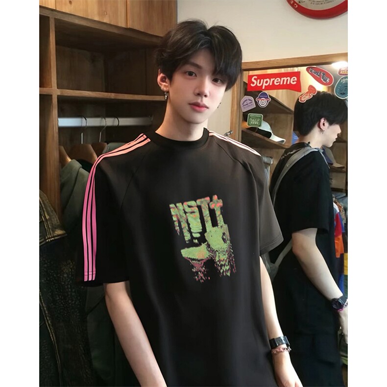抖音得物品质二开240克宽松纯棉美式潮牌印花三条杠中性风短袖T恤,男装T恤,电商A486