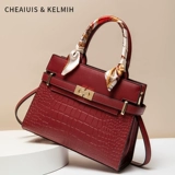 Красная сумка через плечо, изысканный стиль