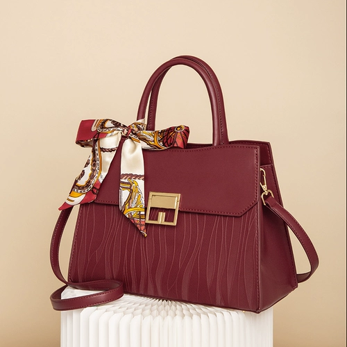 Красная сумка через плечо, подарок на день рождения