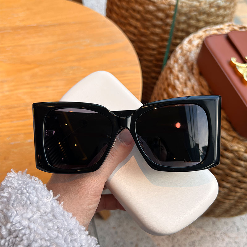 Poplar woods large frame black ultra wide leg personality supercool European and American wind sunglasses female network red with the same thin new sunglasses