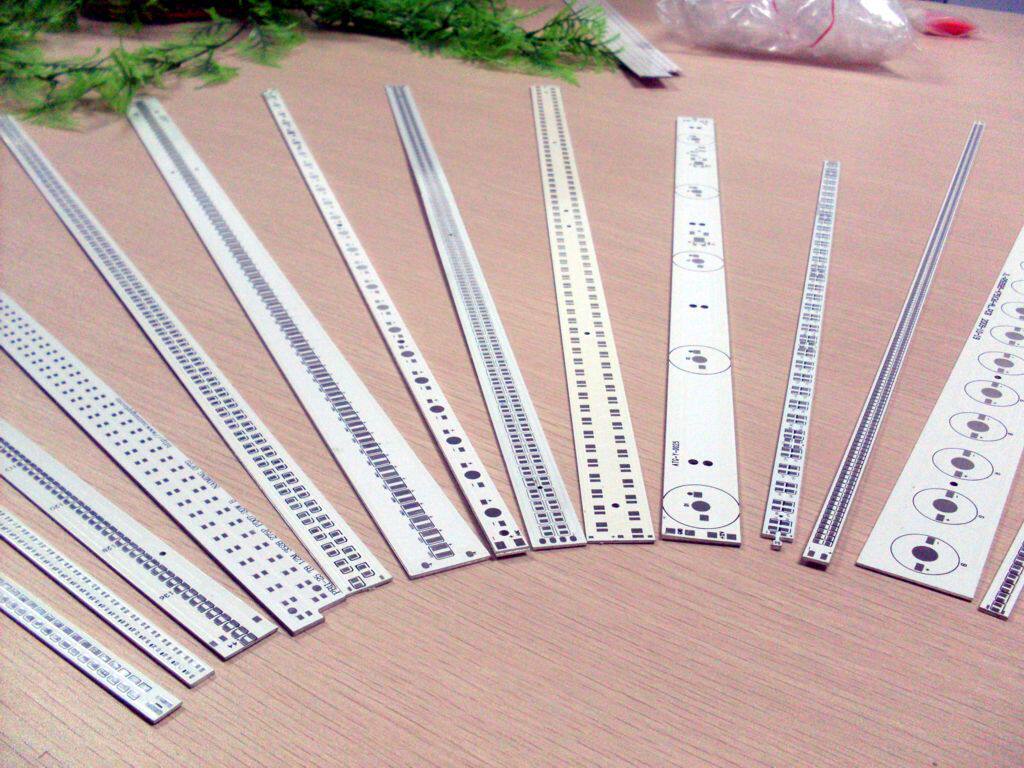 LED source manufacturers produce custom single-sided aluminum substrate FR-4 glass fiber board smt patch small batch processing