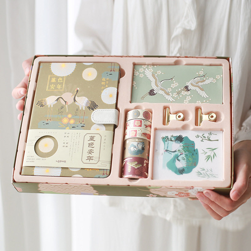 Birthday gift female send honey friend junior high school students high school students practical 18-year-old adult adult gift male