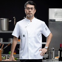 Мужчины и женская такая же одиночная рубашка белая