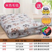 Белое одеяло, носки, кричащая курица, мусорный мешок