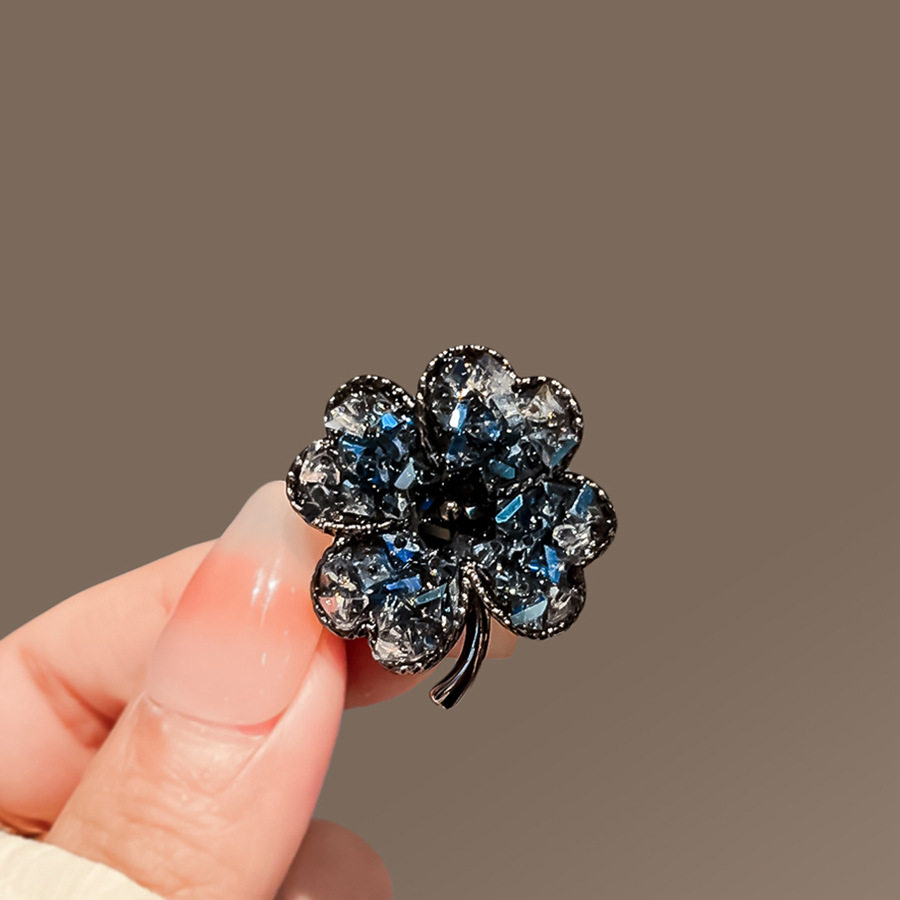 Handmade crystal four-leaf clover brooch, high-end women's corsage, elegant pin, anti-exposure buckle, clothing accessory.