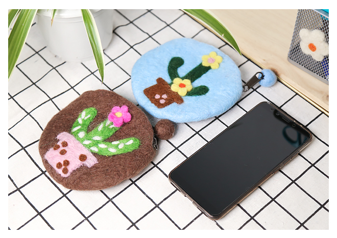 Women's Plant Wool Felt Zipper Coin Purses display picture 7