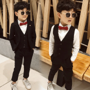 Childrens nhỏ phù hợp với phù hợp với cậu bé chiếc váy sàn catwalk chương trình phù hợp với chuồng Anh ba mảnh bộ bé trai màu đen phù hợp với mùa thu.