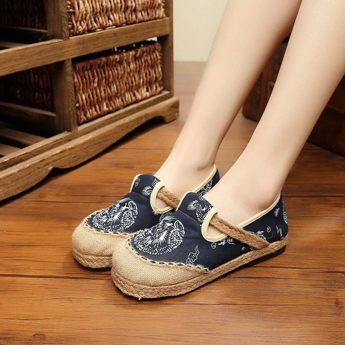 Весенняя старая пекинская ткань обувь одиночная обувь одиночная штука с большой головой, вышитая рыбака для рыбацкой туфли, плоская подошва, большая, размером