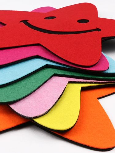 Дети, держащие танцевальные реквизит