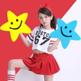 Дети, держащие танцевальные реквизит