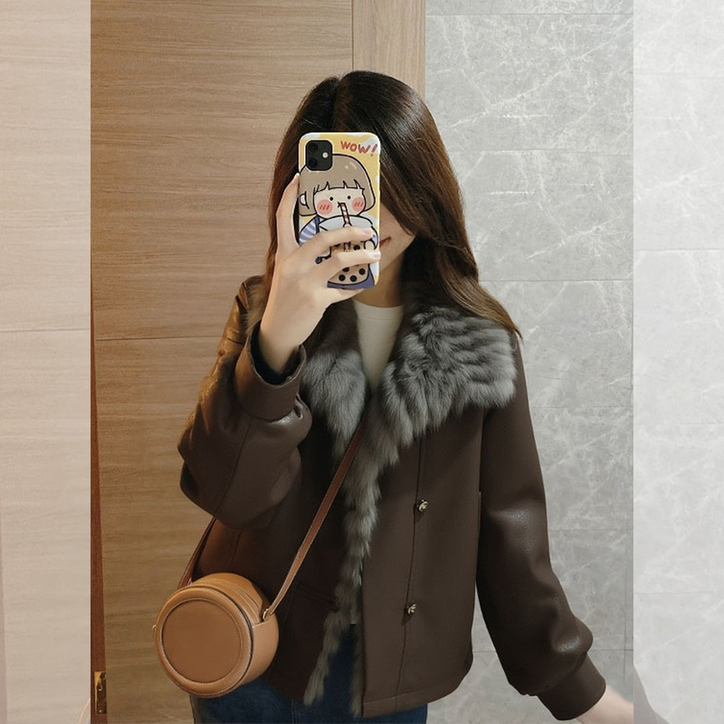 2026 New Popular Style Short Brown Motorcycle Jacket with Integrated Leather and Lamb Fur for Women in Winter 2026 New Popular Style Short Brown Motorcycle Jacket with Integrated Leather and Lamb Fur for Women in Winter