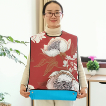 Elderly adults eating with a purse-free water-free spat towel for the elderly adult round mouth patient care with apron