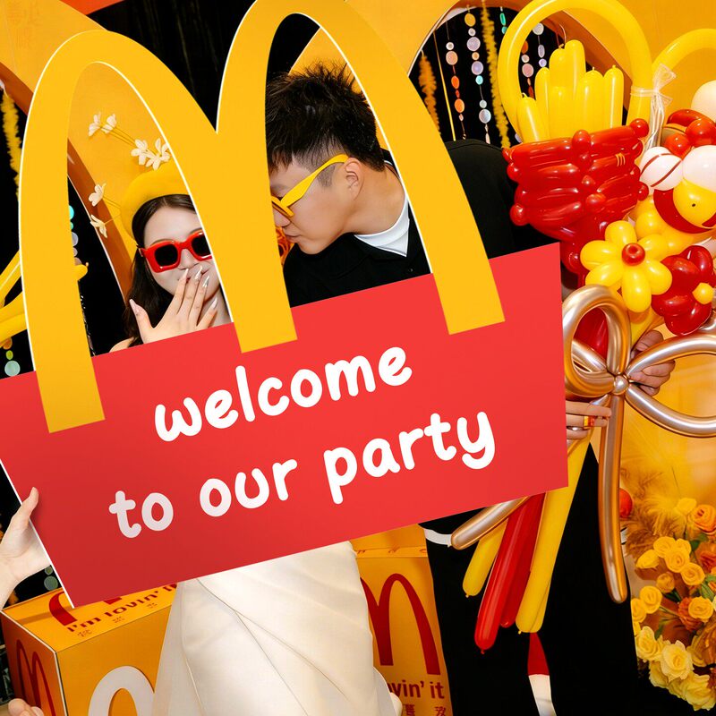 Mcdonald's Outdoor Wedding Bride's Dressing Gown Photo Props Engagement Banquet Table Setting Shooting Atmosphere Ritual Props