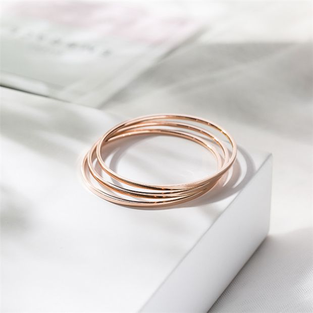 Châu Âu và Hoa Kỳ gió lạnh ba vòng tay bằng thép titan nữ đơn giản Sen tăng vàng vòng tay mạng đỏ thủy triều cá tính trang sức cá nhân vòng tay gỗ sưa