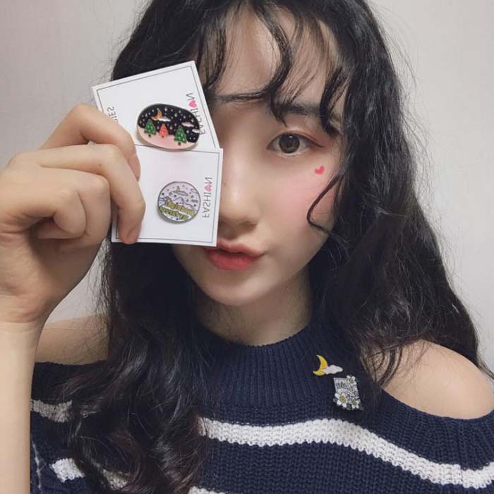 Văn học sữa trắng tươi hazelnut hoa huy hiệu trăng mây tuyết núi vuông tròn áo len học sinh áo trâm cài pin - Trâm cài ghim cài áo vest nam