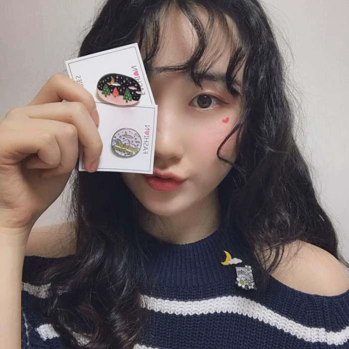 Văn học sữa trắng tươi hazelnut hoa huy hiệu trăng mây tuyết núi vuông tròn áo len học sinh áo trâm cài pin - Trâm cài huy hiệu cài áo sang chảnh