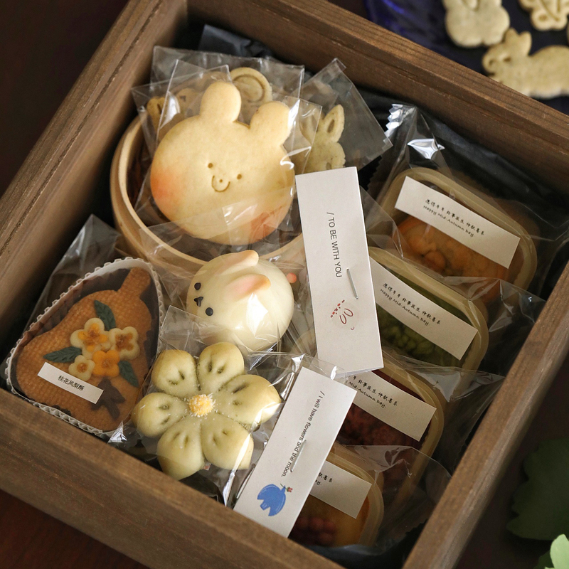 Ertisanal Cantonese-Style Mooncakes and Cookies with Low Sugar Content, Chinese-Style Mid-Autumn Festival Gift Box in Wooden Box for Gifting and Tea Snacks Ertisanal Cantonese-Style Mooncakes and Cookies with Low Sugar Content, Chinese-Style Mid-Autumn Festival Gift Box in Wooden Box for Gifting and Tea Snacks