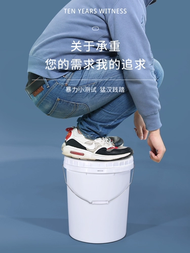 Спиральное пластиковое ведро с крышкой, водой, водой, утолщенным стволом.