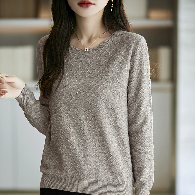 New Autumn and Winter Knitwear, Slim-Fit Pullover, Fashionable Sweater, Versatile Round Neck, Loose Long-Sleeve Base Layer, Korean Style Top New Autumn and Winter Knitwear, Slim-Fit Pullover, Fashionable Sweater, Versatile Round Neck, Loose Long-Sleeve Base Layer, Korean Style Top