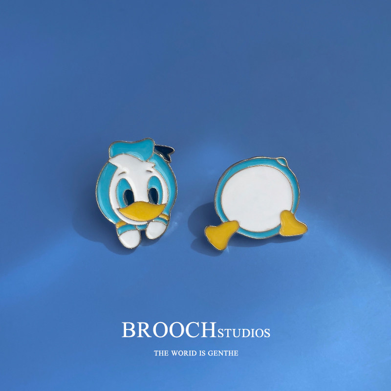 Donald Duck Two-Piece Couple Brooch A pair of men and women cute Japanese ins tide personality girlfriends clothes accessories badge